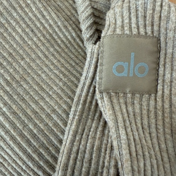 ALO yoga- Muse Hoodie size XS - Picture 3 of 8